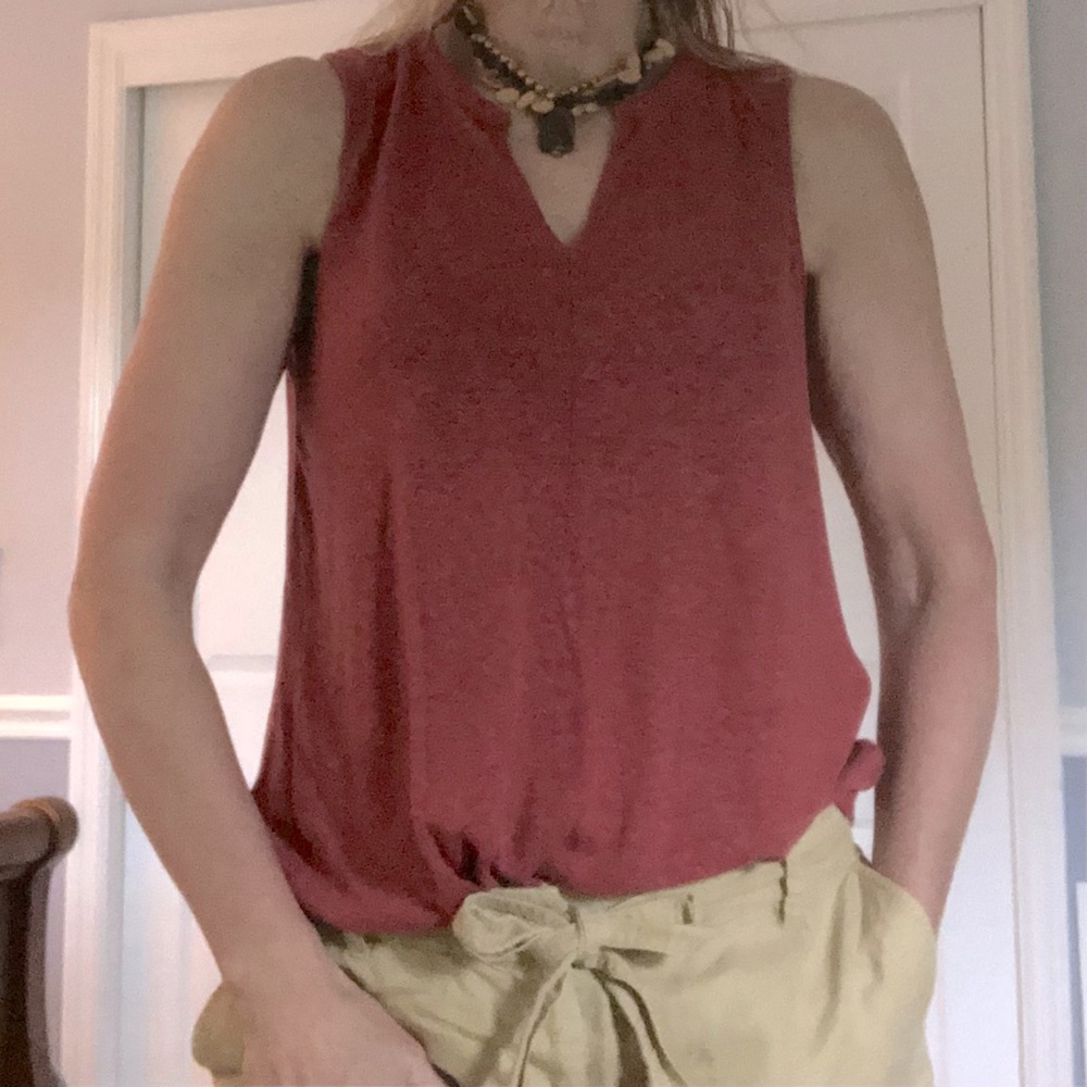 Old Navy sleeveless, notched v-neck, knit top w/vertical front seam - sz M tall